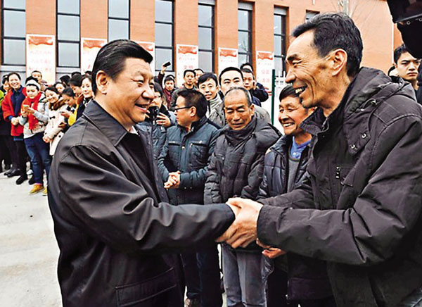 ●2015年2月14日下午，習近平來到陝西省銅川市照金鎮，向陝甘邊革命根據地英雄紀念碑敬獻花籃並參觀紀念館，隨後前往照金村委會考察當地發展情況，同村民交流。 網上圖片