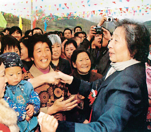 ●齊心同志和老區人民在一起。 網上圖片