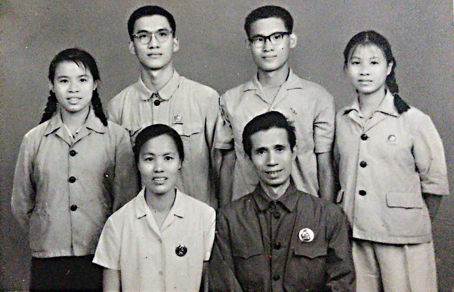 ●吳軍捷（後排左二）的全家福。前排為吳軍捷的父母，後排另外三人則是他的弟妹。 受訪者供圖