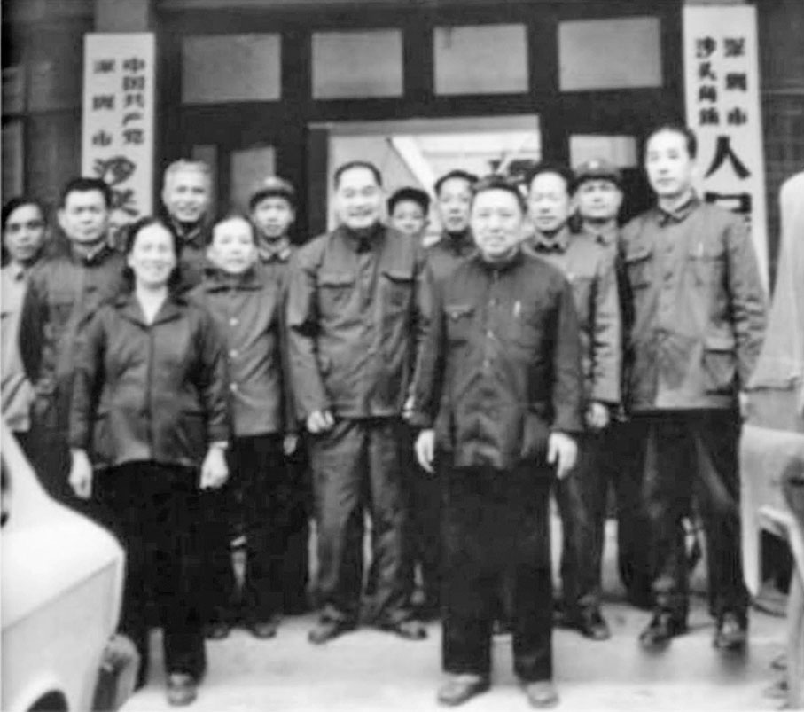 ●羅許月（前排左一）1980年與到訪沙頭角的原東江縱隊司令員曾生（第二排中間）及深圳市第一任市長賈華（前排右一）等原東江縱隊戰士合照。