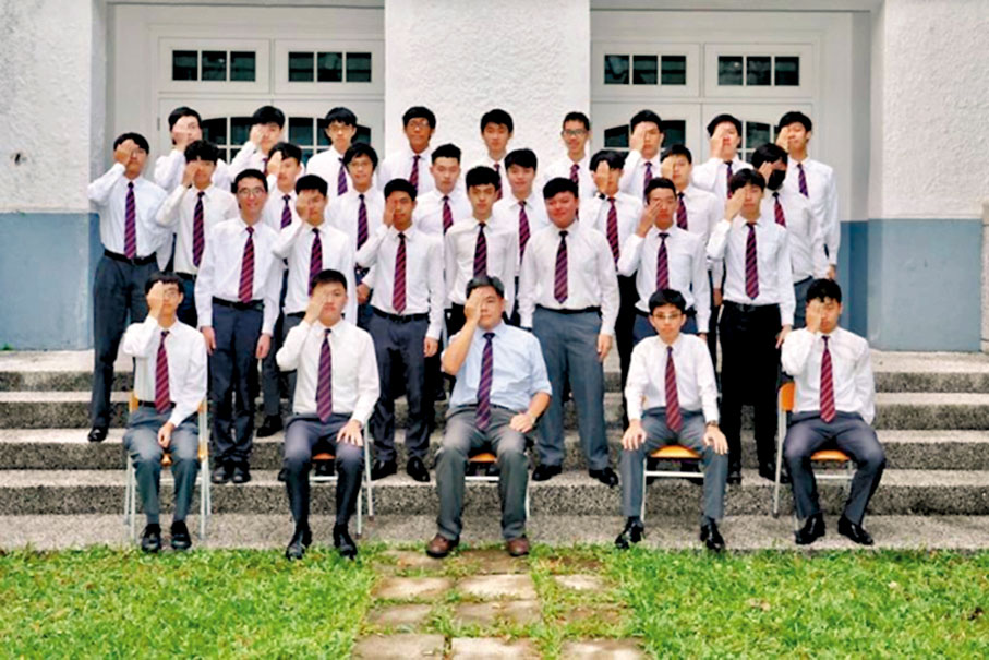 ●前年9月中，網上流傳一幅疑為拔萃男書院的班相，在「黃師」的帶領下，學生右手遮右眼，公然挑動社會矛盾。 網上截圖