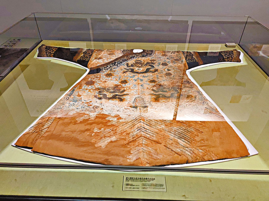 ●慈禧入殮時穿的一件黃江綢繡五彩五蝠平金佛字女龍袍。