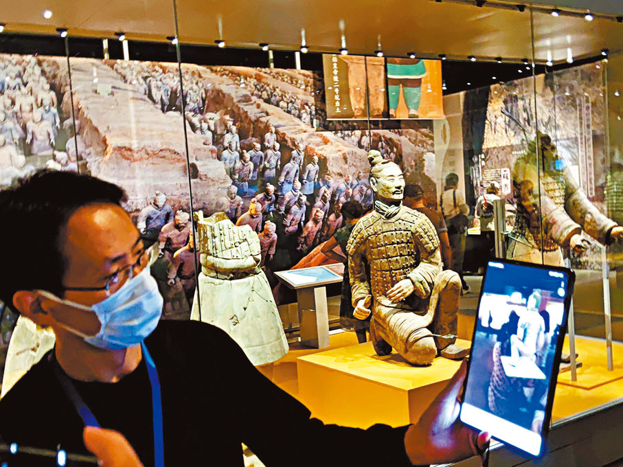●工作人員現場展示通過華為AR地圖全方位欣賞兵馬俑。