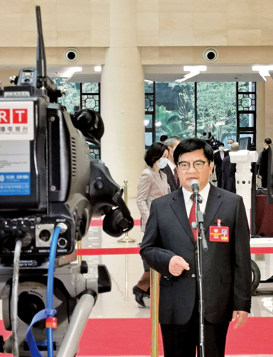 ● 何毅強被廣東省政協評為2020年度履職優秀委員。圖為他在委員通道接受中央電視台及省、市各媒體訪問。