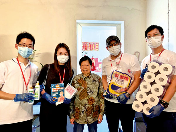 ● 疫情期間，郭瑩穎（左二）多次參加地區公益活動，向社區居民派發抗疫物資。