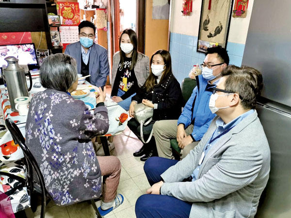 ● 郭瑩穎（左二）定期參加義工服務，關心長者，聆聽基層街坊心聲。