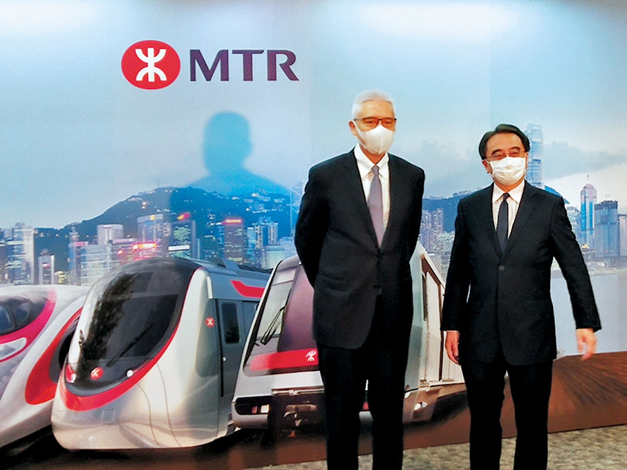 ●港鐵主席歐陽伯權(左)表示，本港零售短期內預計依然低迷，相信公司租金收入仍受影響。旁為行政總裁金澤培。香港文匯報記者顏倫樂  攝