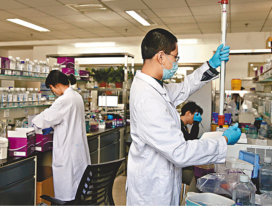 ●在自然指數所追蹤的全部四大學科中，中國2018年在化學領域的貢獻份額已超過了美國。圖為北京中科院微生物研究所，中國科學院院士高福的科技攻關團隊正在實驗室內進行抗疫攻關的相關實驗。 資料圖片