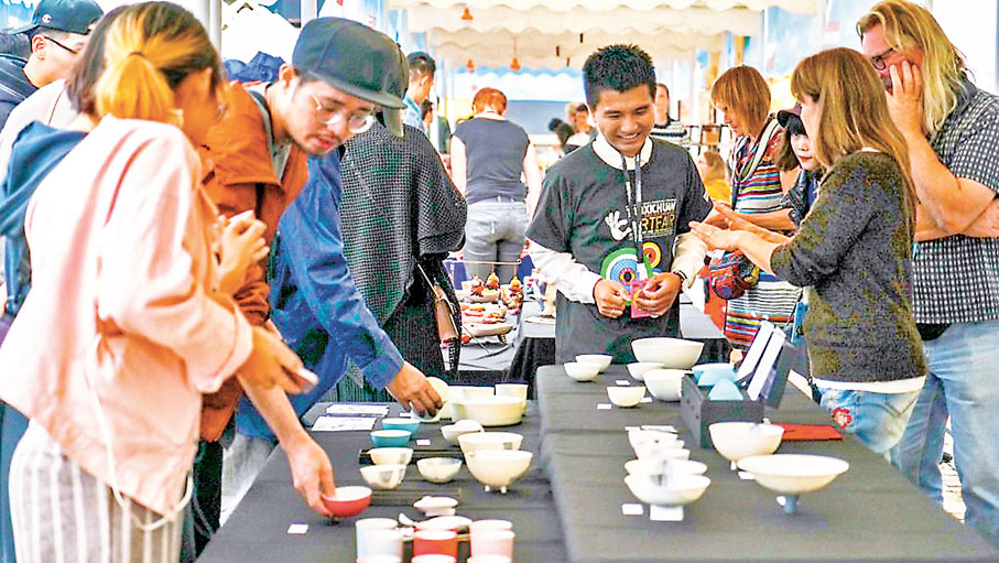 ●遊客在景德鎮陶溪川大集上選購陶瓷商品。