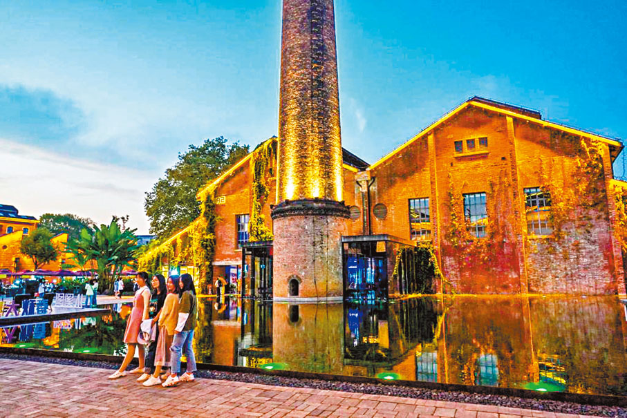 ●遊客在景德鎮陶溪川參觀遊覽。