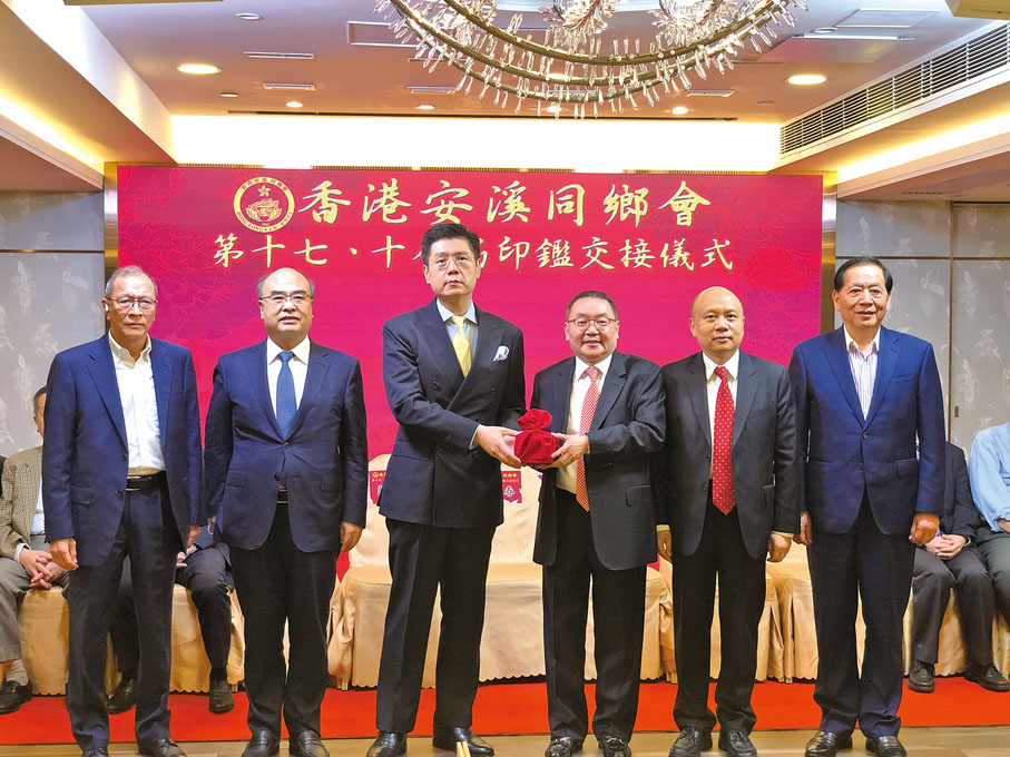 ● 在主禮嘉賓薛惠君（左二）、黎寶忠（右二）、吳良好（右一）、林黎明（左一）的見證下，第十七屆會長曾少春（右三）移交印鑑予新一屆會長陳景林（左三）。