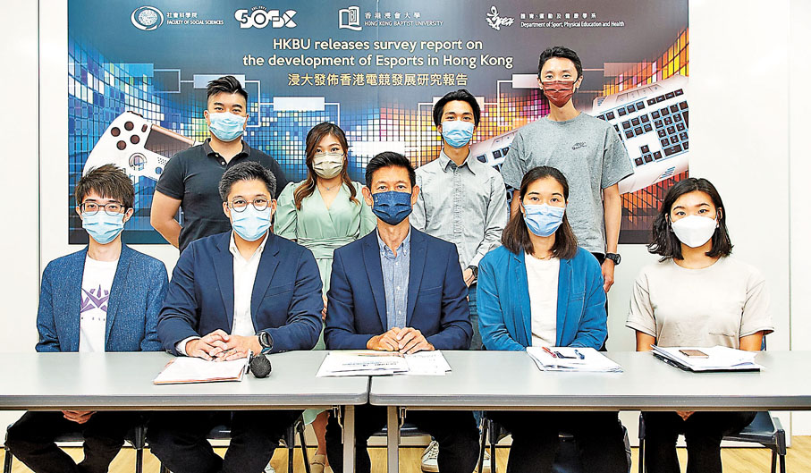 ●由鍾伯光教授（前排中）帶領的研究團隊，成功訪問了3,600名15歲或以上的市民對香港發展電競的看法。
