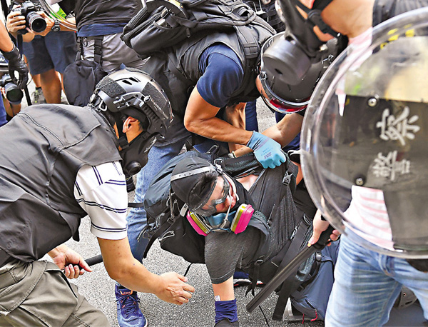 ●攬炒分子前年9月21日發起所謂「光復屯門公園」觸發暴亂。圖為警方拘捕一名示威者。 資料圖片