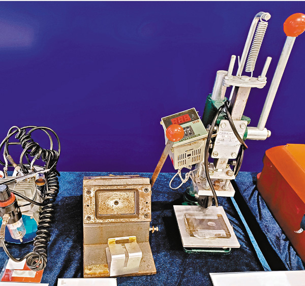 ●行動中，檢獲大批製作偽造文件工具、假身份證及偽鈔等證物。香港文匯報記者 攝