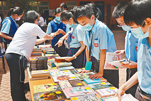 ●學生們在圖書車前挑選圖書。