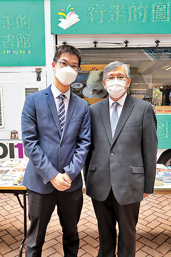 ●中華基金中學校長何廸信（左）和前校長區光榮