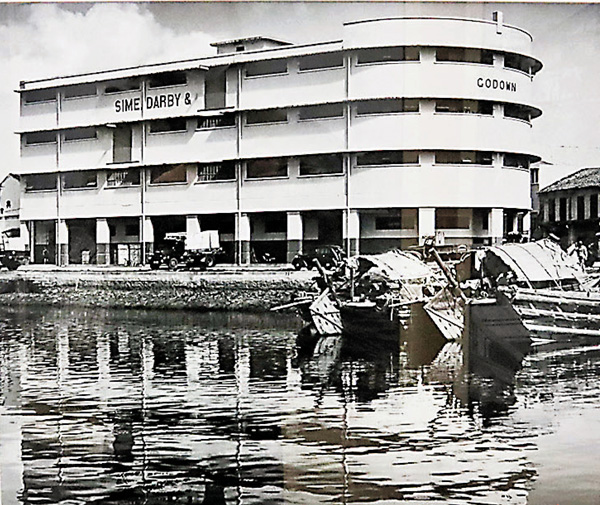 ●瑪喬麗．多格特攝影的新加坡羅伯遜碼頭的貨倉。