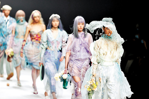 ●武漢紡織大學服裝學院優秀畢業設計作品發布會在北京中國國際大學生時裝周亮相。