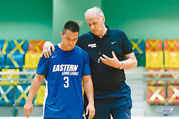 ●東方新帥積高柏利施域（右）鼓勵球員李琪。 球會圖片