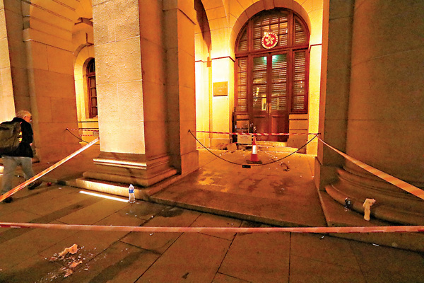 ● 黑暴前年掟燃燒彈焚燒終審法院。  資料圖片