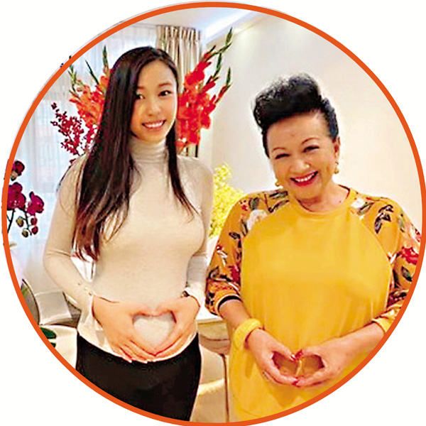 ● 薛家燕與新抱陳素怡開心合照。 資料圖片