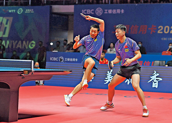 ●馬龍/許昕（左）奪奧運模擬賽男子雙打冠軍。 新華社