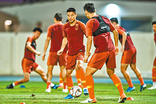 ●武磊（中）已和隊友們打成一片。 資料圖片