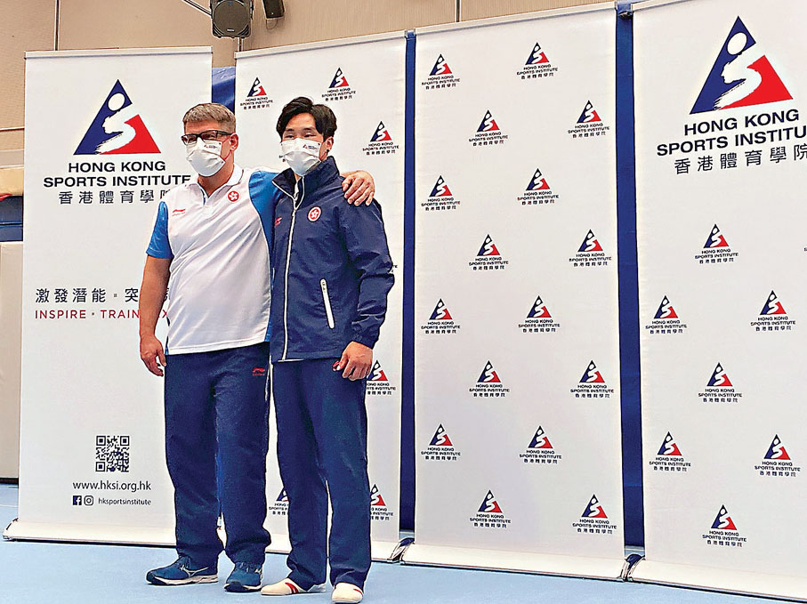 教練Agafontsev Sergiy（左）盛讚石偉雄是超人。香港文匯報記者郭正謙  攝