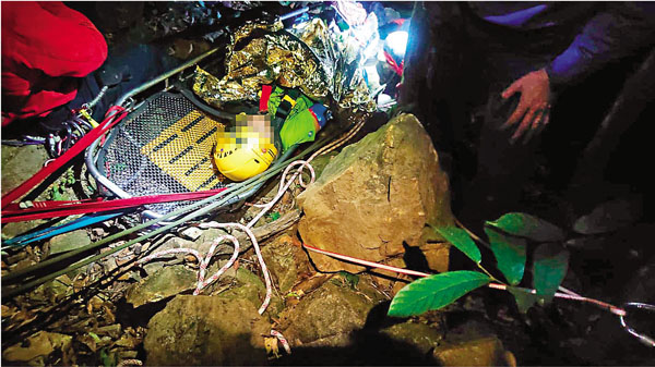 ●高空拯救專隊人員把女傷者移送到安全地方。消防處供圖