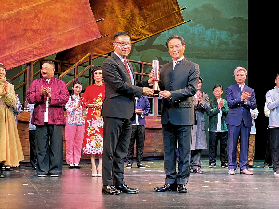 ●  香港藝術發展局副主席楊偉誠專程將獎項送到龍貫天手中。