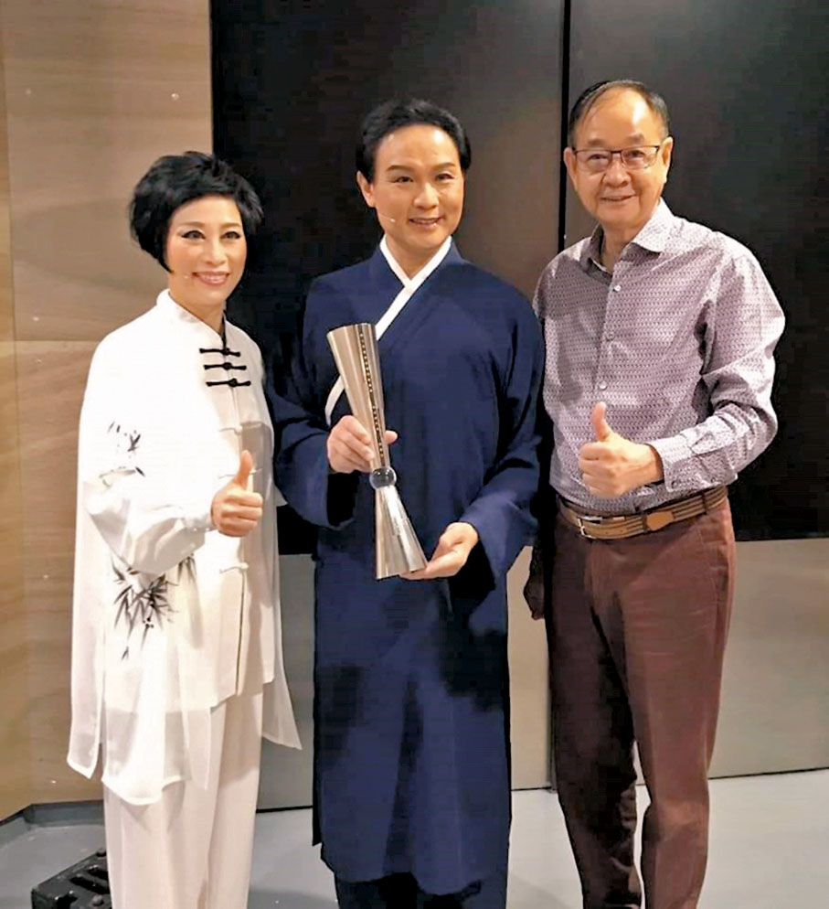 ●  《香江號》行政統籌吳仕福（右）及衛駿輝恭賀龍貫天得獎。