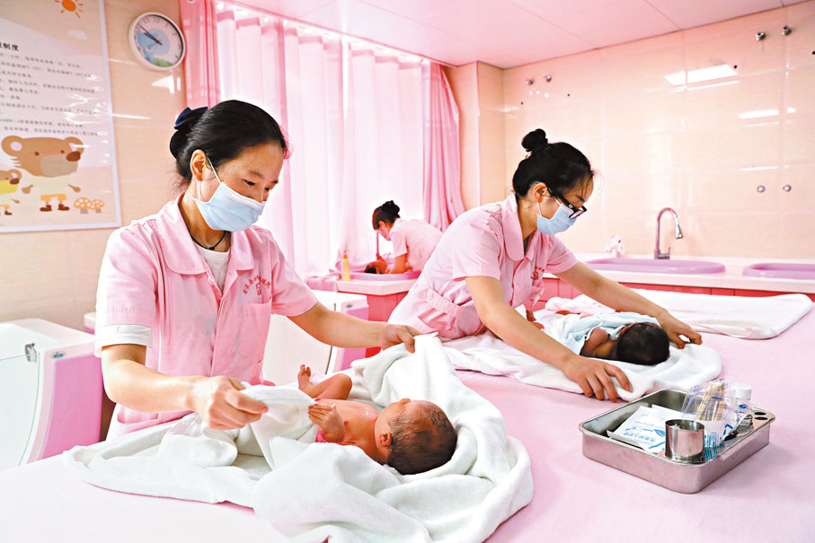 ●內地將開放三孩生育。圖為貴州一間婦幼保健院。 資料圖片