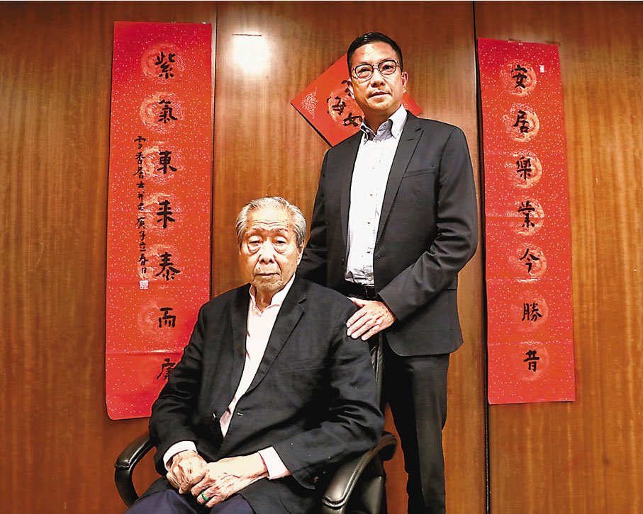 ●施榮懷（右）與父親施子清（左）一同接受香港文匯報專訪。  香港文匯報記者  攝