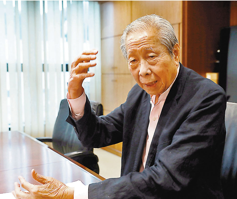 ●中共建黨百周年之際，施子清以一副對聯「一片初心紅到老，百年風雨視等閒」來抒發自己的情懷。 香港文匯報記者  攝