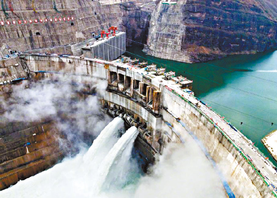 ●白鶴灘水電站最大壩高289米，壩身布置有6個導流底孔、7個洩洪深孔和6個洩洪表孔。 網上圖片