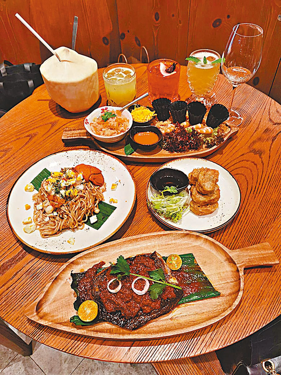 ●在餐廳中，你可品嚐多款新派星馬菜式甜品及特色飲品。