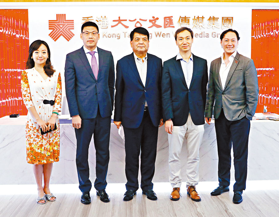 浦銀國際行政總裁賈紅睿（左二）、香港大公文匯財經公關集團執行董事兼總裁姜增和（中）、港大經管學院副院長林晨（右二）及投資推廣署金融科技主管梁瀚璟（右一）出席活動。 香港文匯報記者  攝