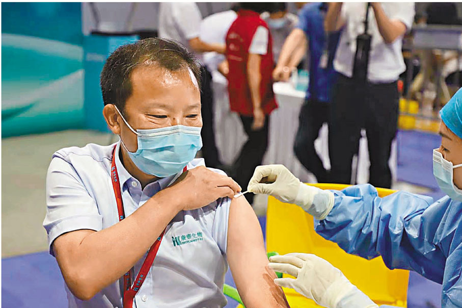 ●深圳康泰生物製品股份有限公司董事長杜偉民帶頭接種自家生產的疫苗。 受訪者供圖