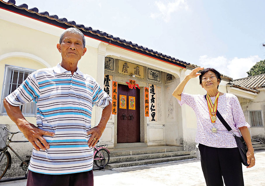 ●楊家村後人楊永光（左）、老戰士林珍（右）。大公報記者文澔  攝