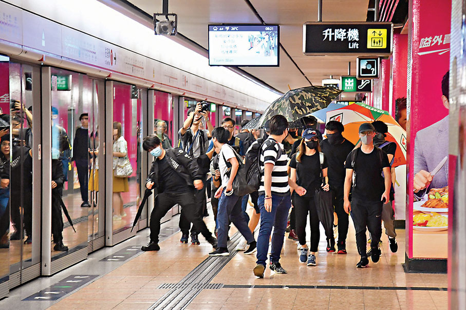 圖為當日示威者來回穿梭於各個港鐵車站，試圖阻止市民上班及上學。 資料圖片
