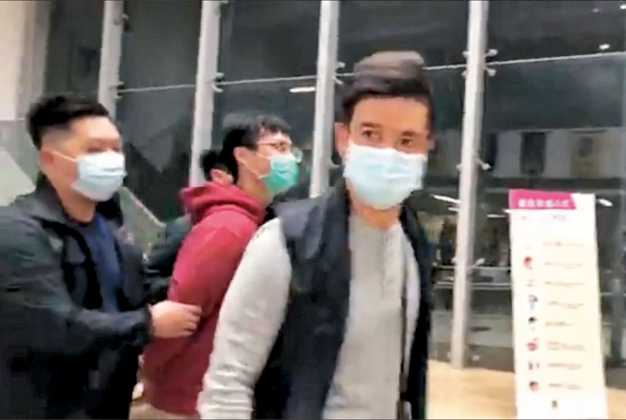 區倬僖（紅衣）今年1月25日被捕及被押回中大宿舍協助搜證。資料圖片