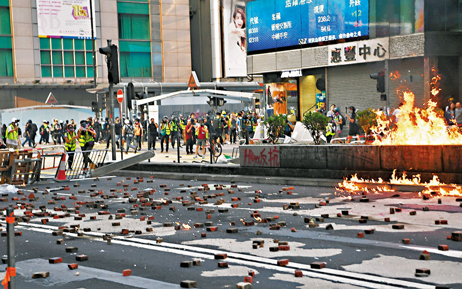 前年10月20日，大批暴徒在尖沙咀、油麻地及旺角一帶非法集結、堵路及縱火。圖為暴徒當日在旺角惠豐中心對開堵路及縱火。 資料圖片