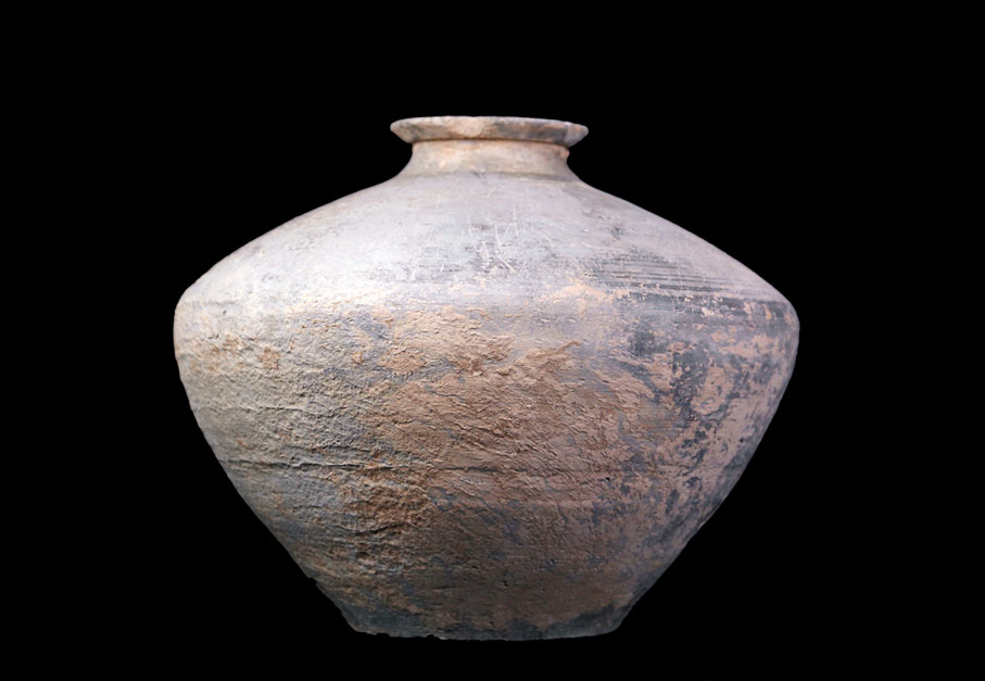 ●刻有「新亭」的陶缶。