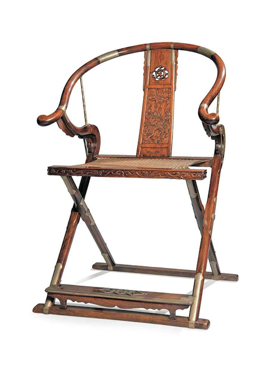 ●明末清初黃花梨麒麟紋圈背交椅。香港佳士得供圖