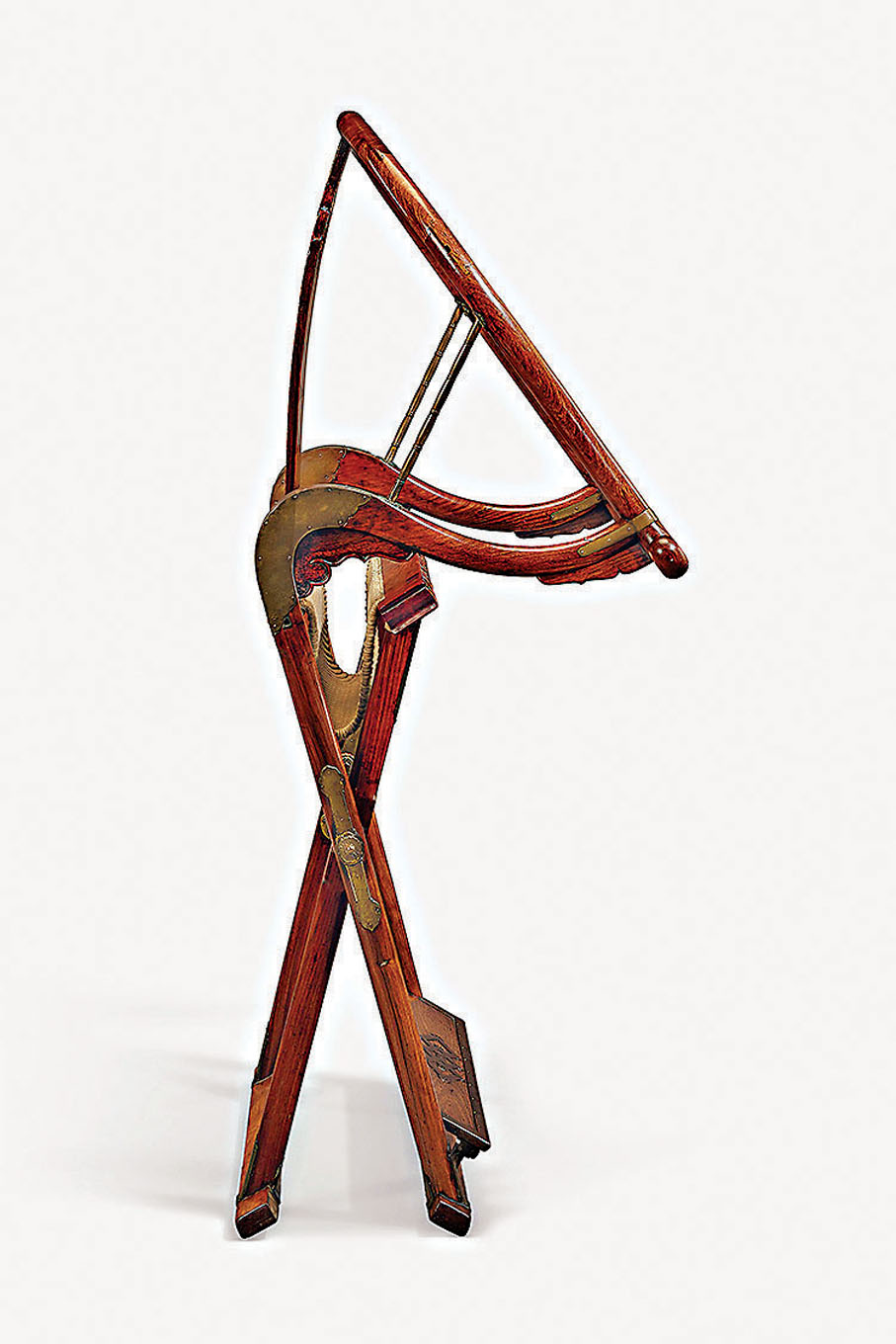 ●一張摺疊後的十七世紀黃花梨圓後背交椅。香港佳士得供圖