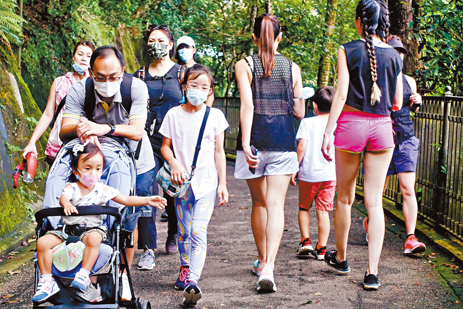 ● 疫情令市民無法外遊，大量市民在假日改往郊野公園。 資料圖片