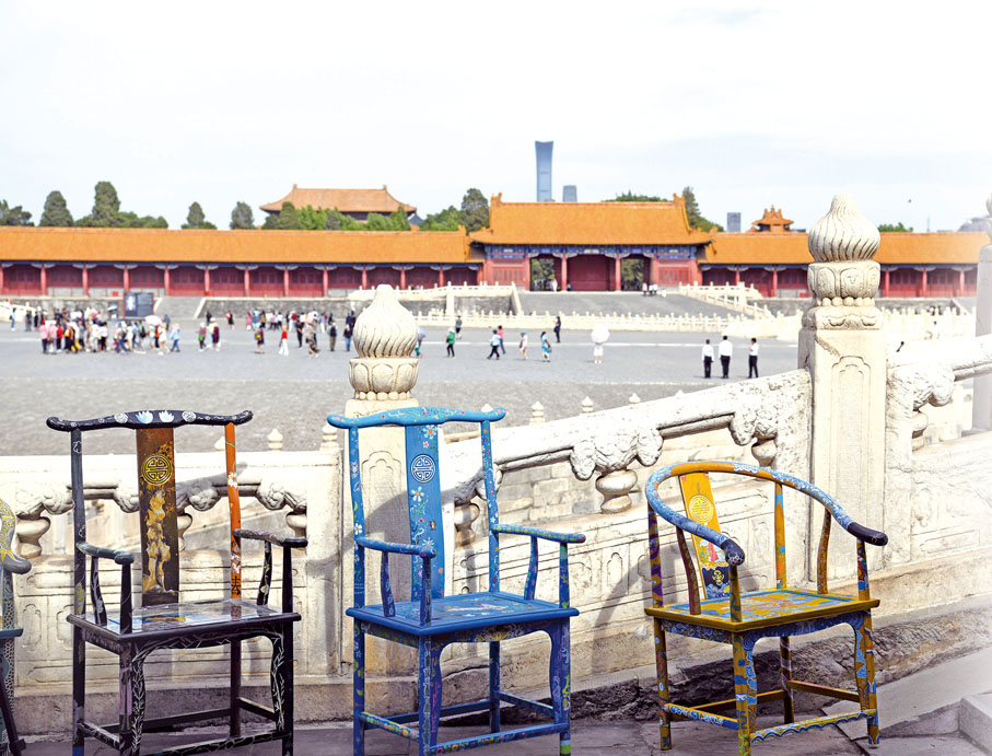 ● 5月18日是國際博物館日，故宮博物院在太和門廣場舉行館校合作教育成果展示，圖為彩繪木椅。新華社