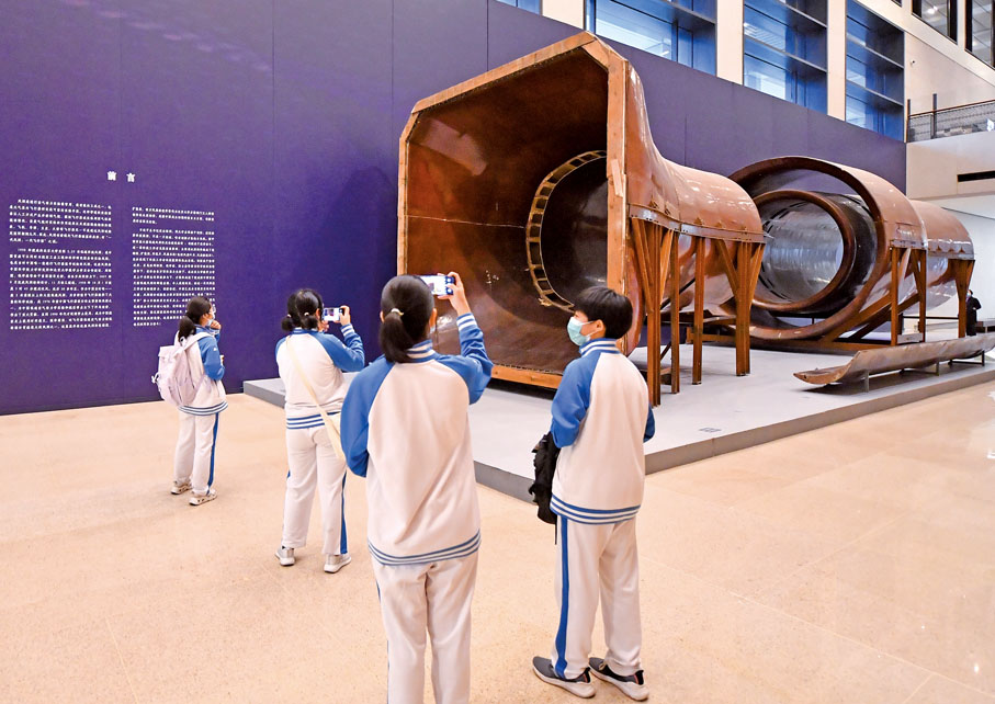 ● 5月15日，北京學生在中國國家博物館參觀展出的新中國首座大型低速回流風洞。 中新社