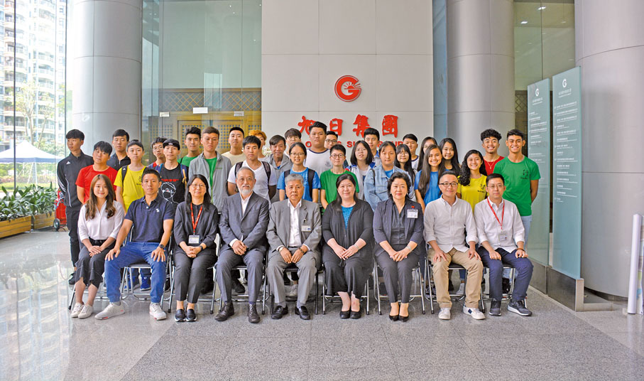 ● 香港佛教筏可紀念中學師生到訪旭日集團於惠州的中國總部，獲楊勳親切接待並合照。