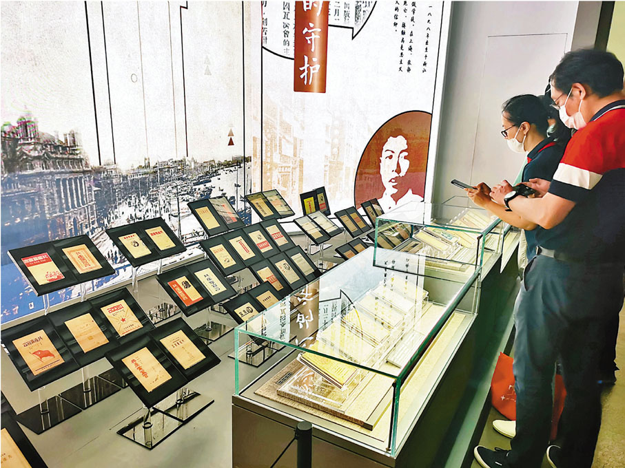 ●紀念館將館藏的72版本《共產黨宣言》全部展示出來。 香港文匯報記者倪夢璟 攝